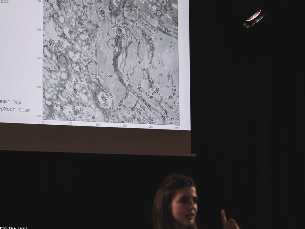 ការបង្ហាញវីដេអូច្នៃប្រឌិត